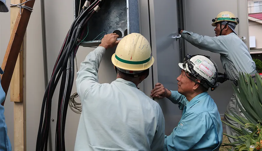 高圧電気設備工事の作業風景