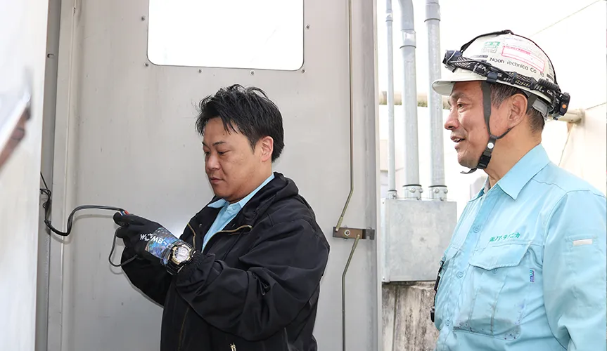 高圧電気設備工事を行う作業スタッフ