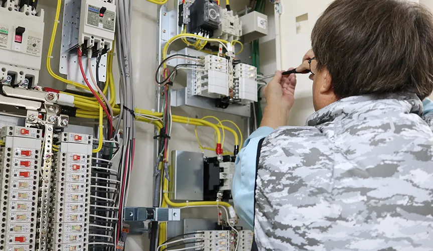 分電盤設備工事を行う作業スタッフ