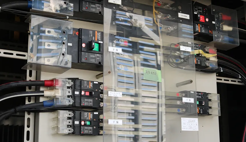 分電盤設備工事の施工現場