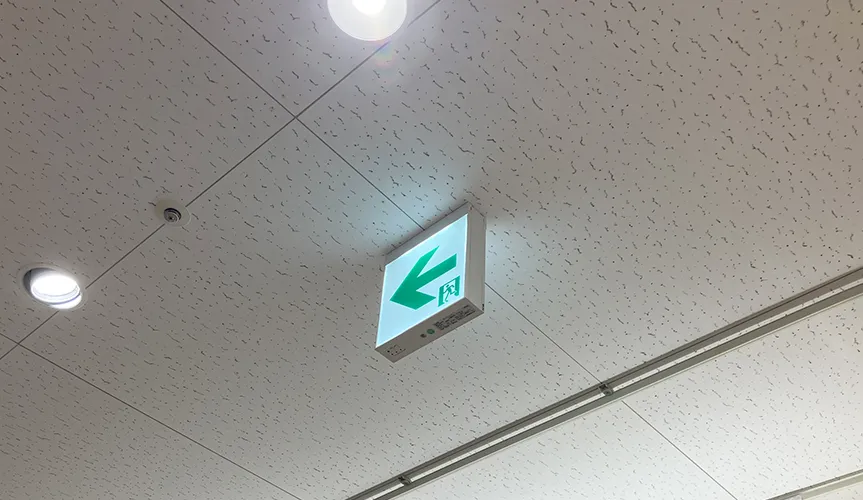 照明器具供給工事の様子