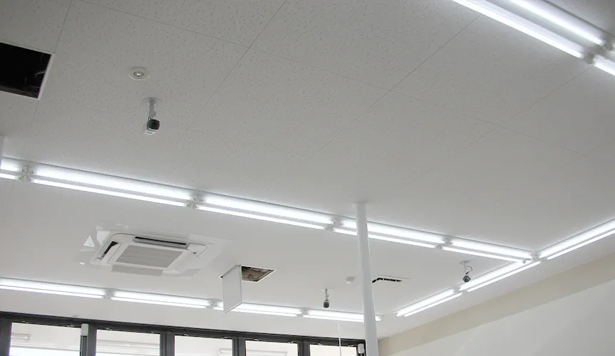 照明器具供給工事の施工現場