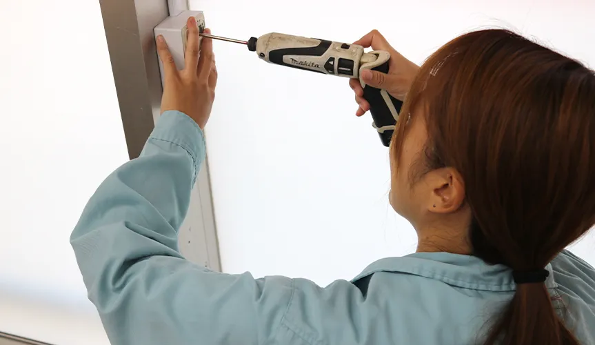 コンセント設備工事を行う作業スタッフ