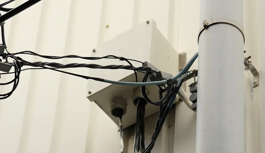 弱電設備工事の作業風景