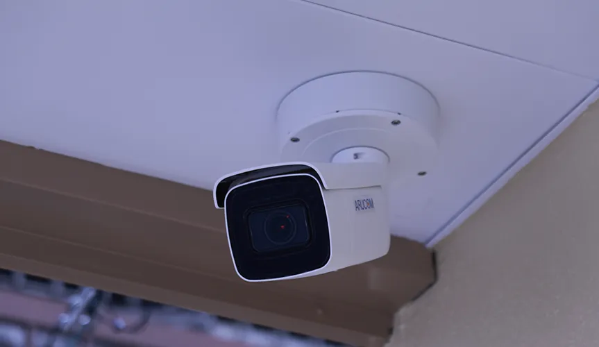 弱電設備工事を行う作業スタッフ