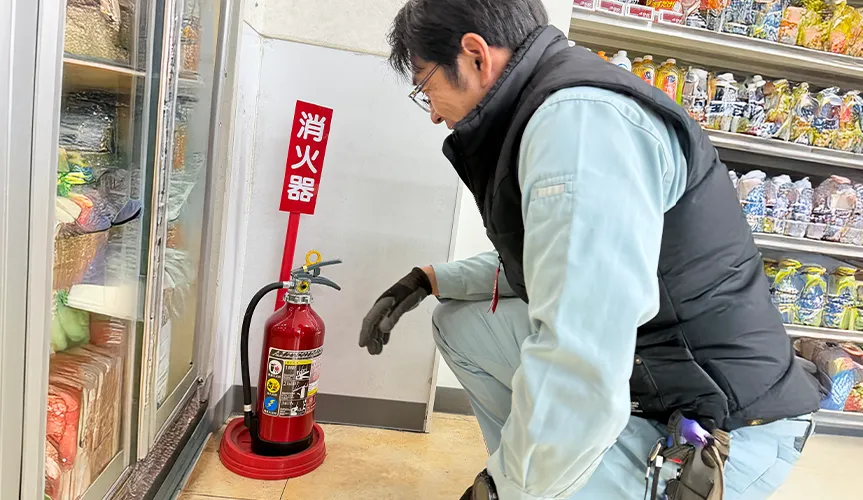 防災設備工事の作業風景