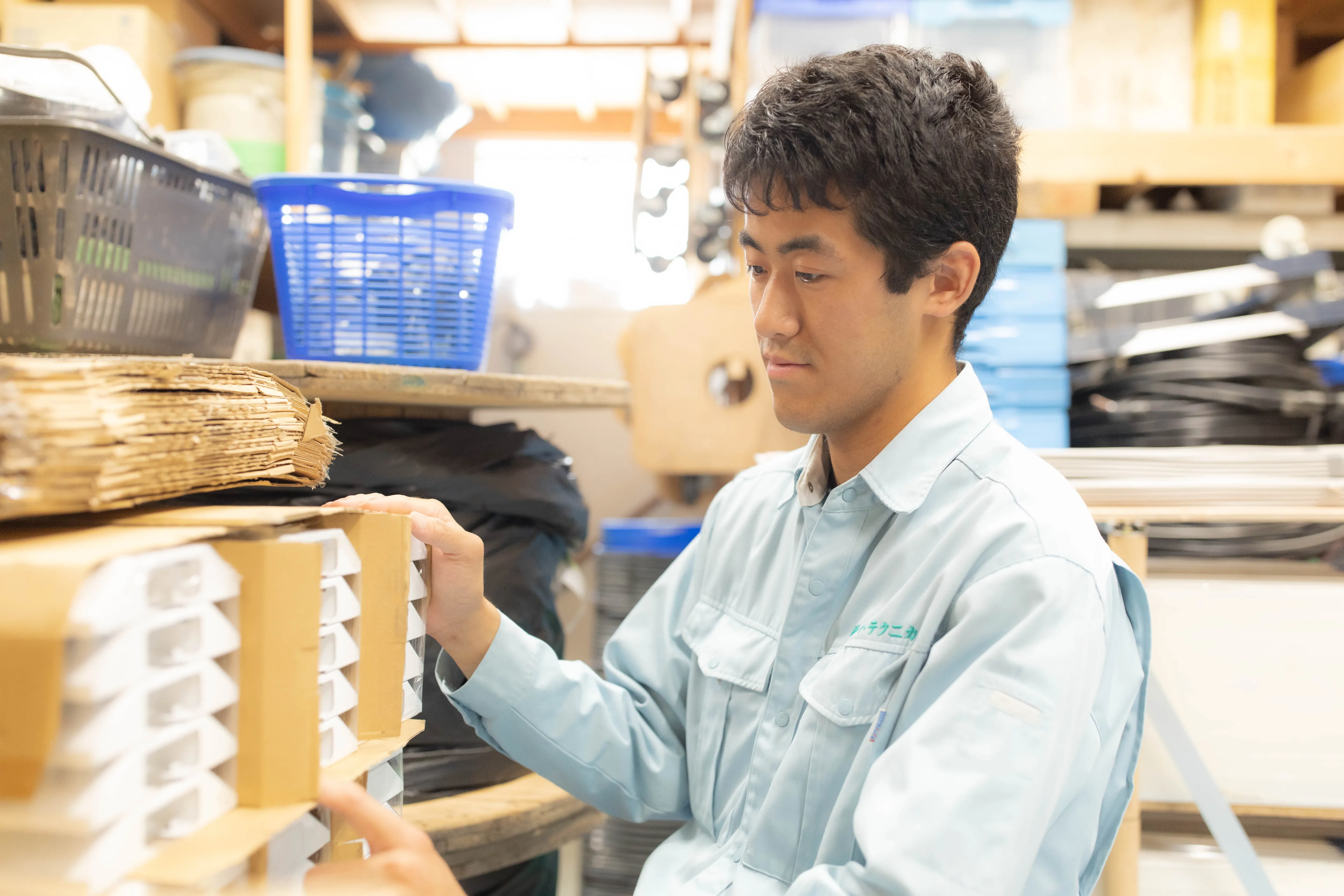 資材を確認する工事部の男性スタッフ