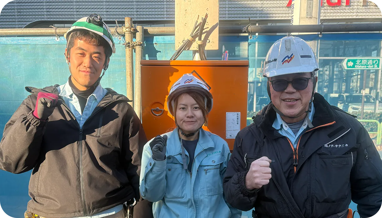 笑顔の工事部の男性スタッフ