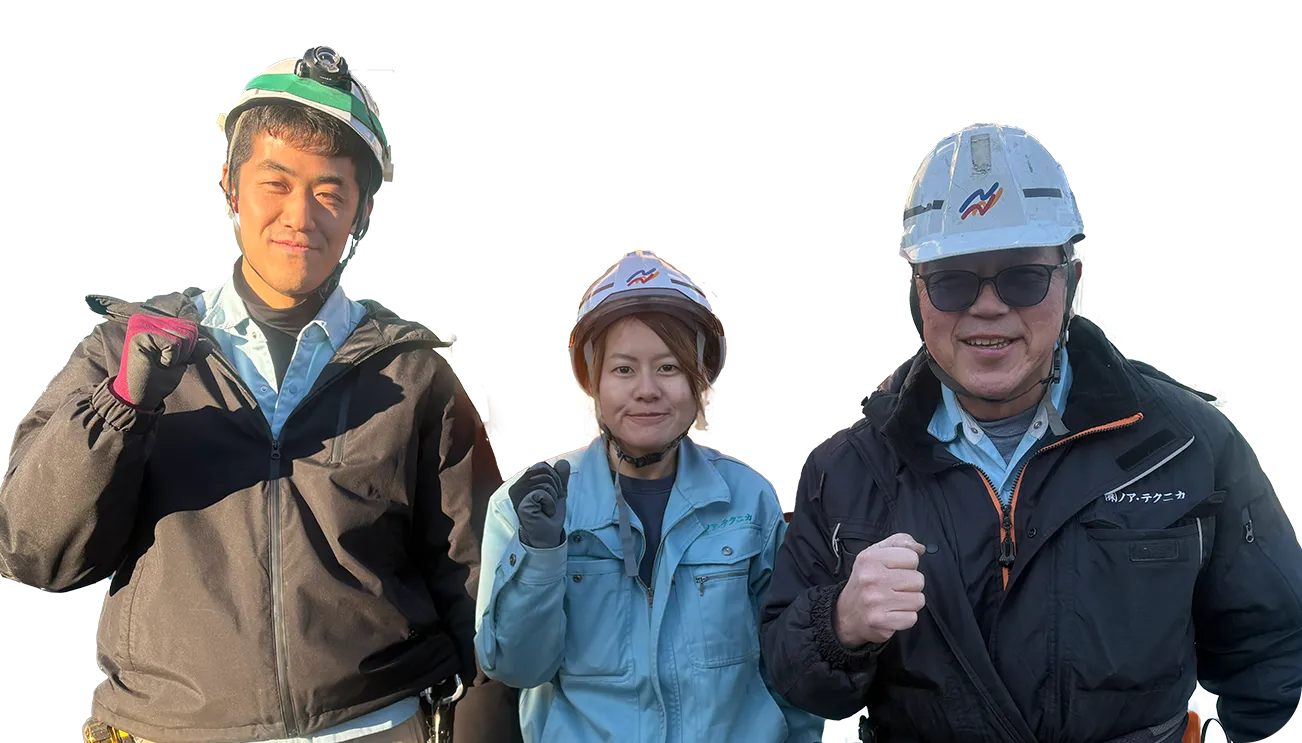 笑顔の工事部の男性スタッフ