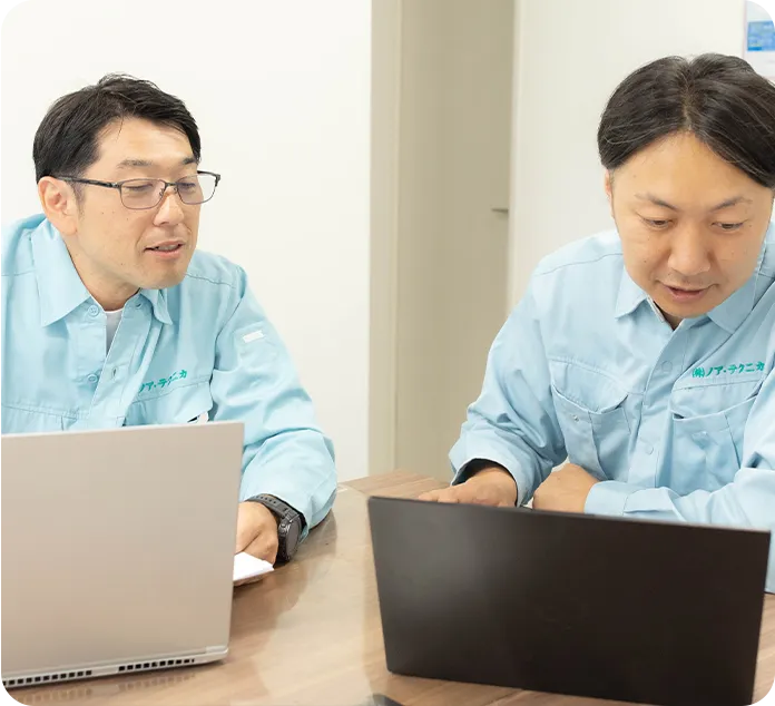 会議をする工事部の男性スタッフ