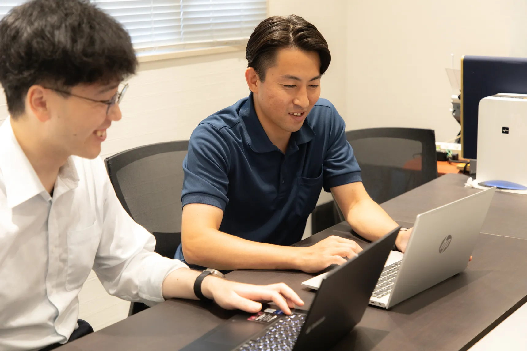 会議をする設計部の男性スタッフ2人