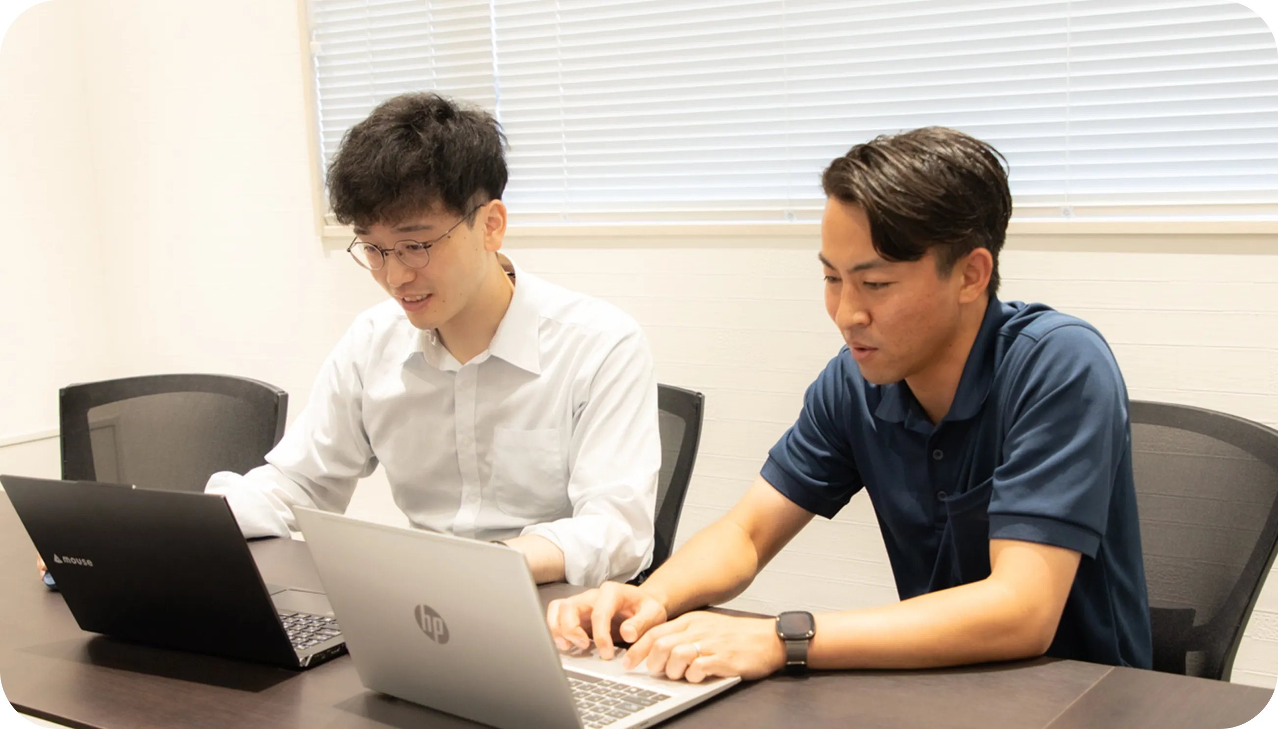 会議をする設計部の男性スタッフ2人