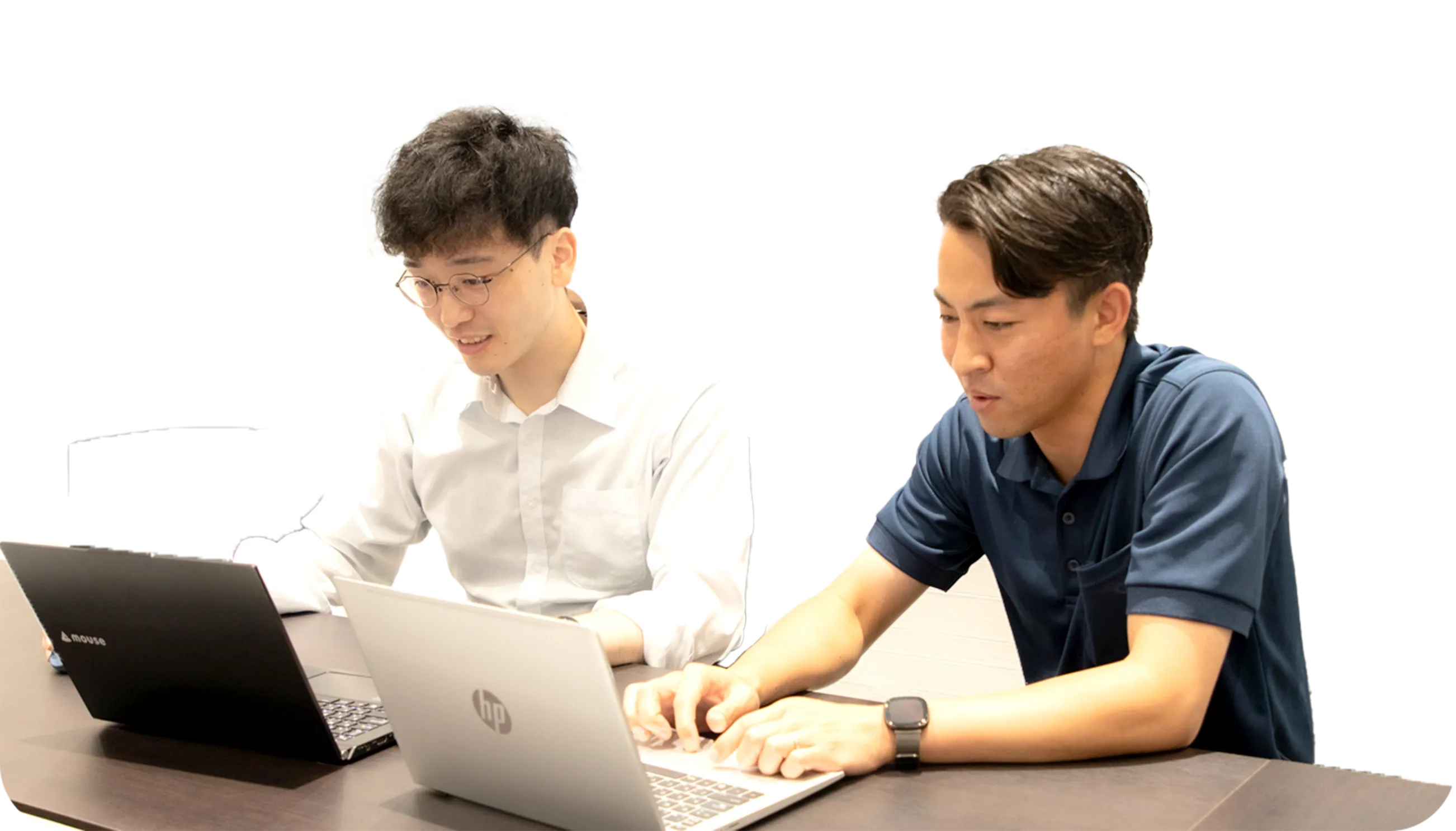 会議をする設計部の男性スタッフ2人