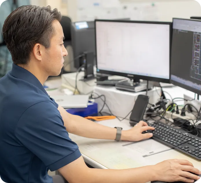 パソコンで設計図を作成する男性スタッフ