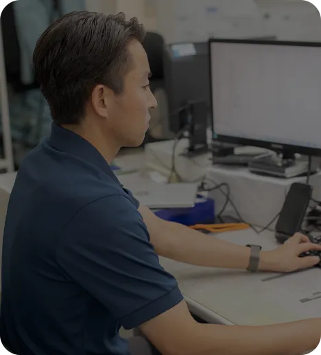 パソコンで設計図を作成する男性スタッフ