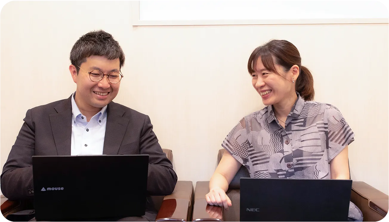 総務部で打ち合わせを行うスタッフ2人