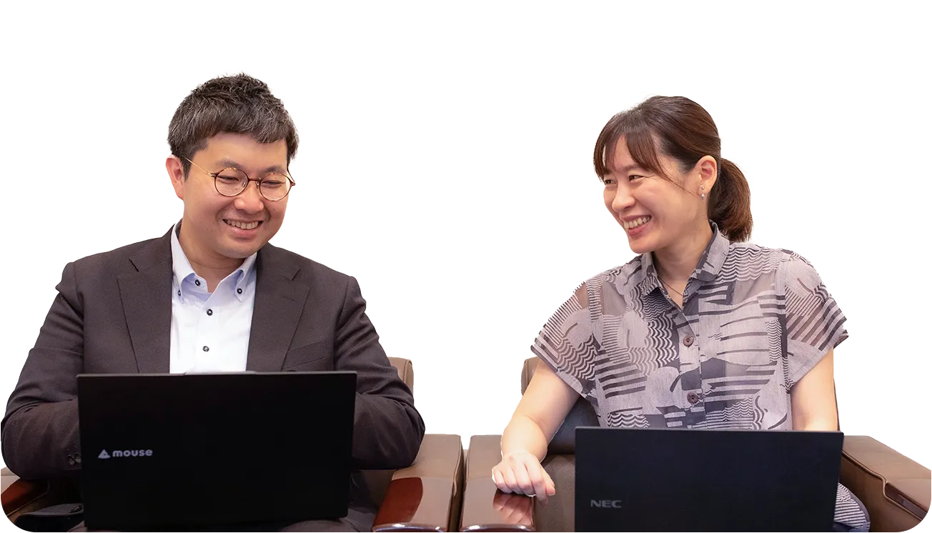 総務部で打ち合わせを行うスタッフ2人