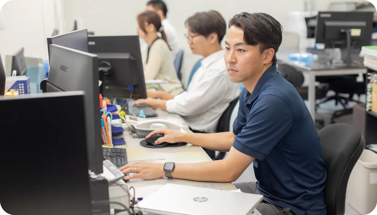 パソコンで設計図を作成する男性スタッフ