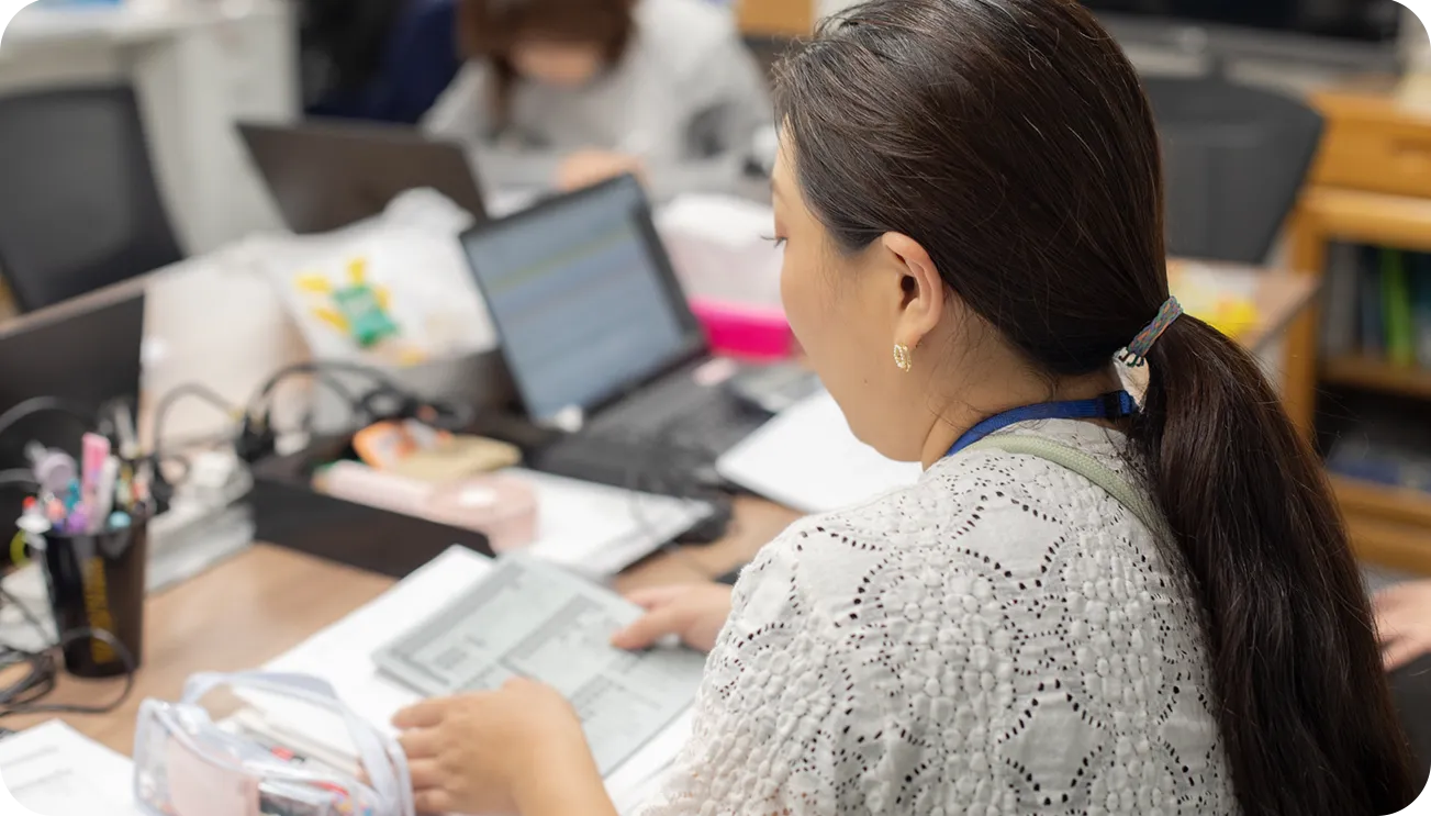 資料を確認する営業の女性スタッフ