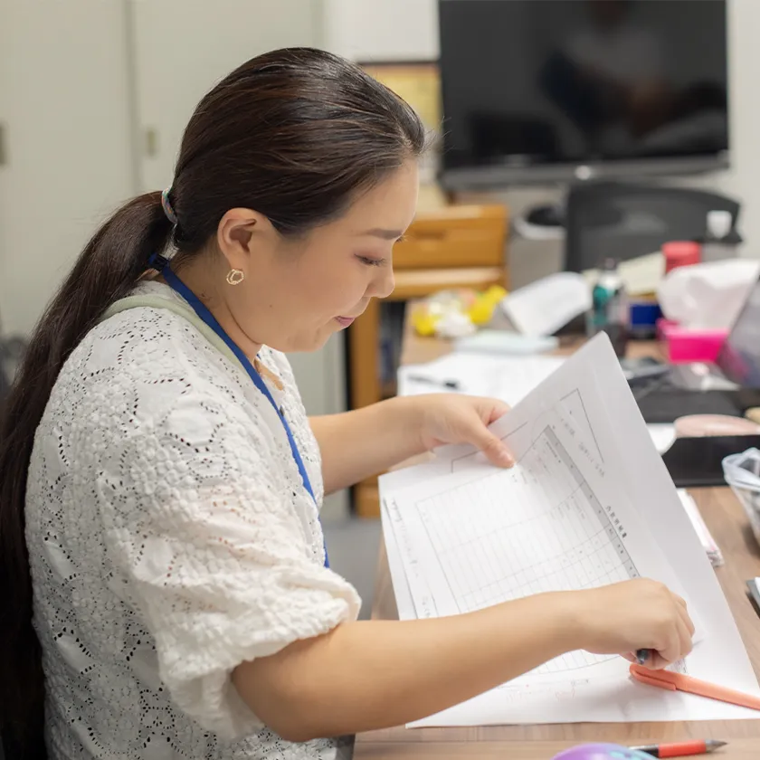 電気工事の書類を確認するスタッフ