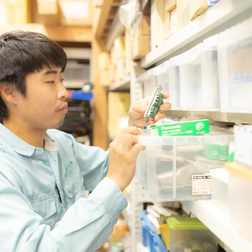 電気工事の資材を探す作業スタッフ
