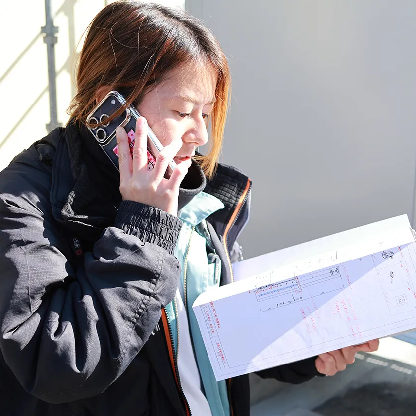 電話で顧客対応を行うスタッフ