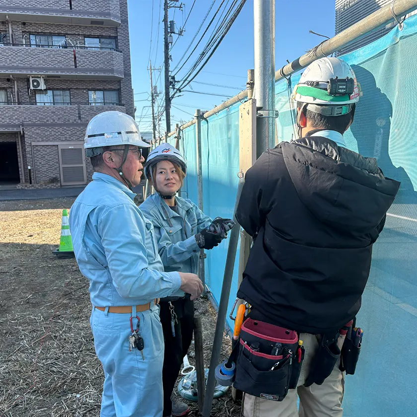 屋外で行われる電気工事の様子