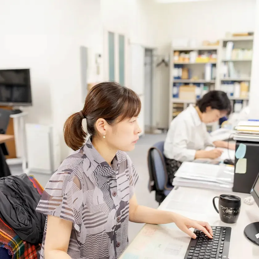 経理業務を行う事務スタッフ