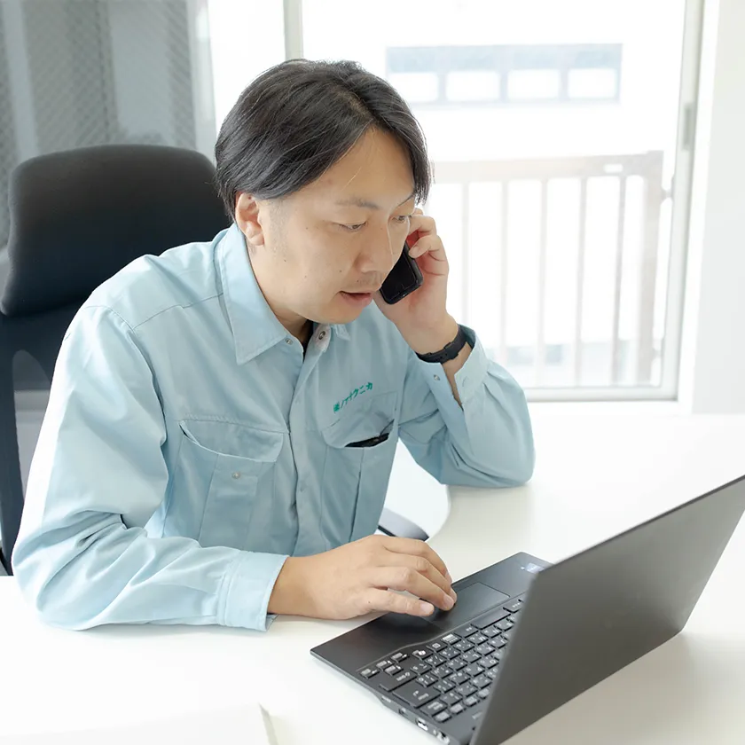 顧客に工事内容を確認するスタッフ