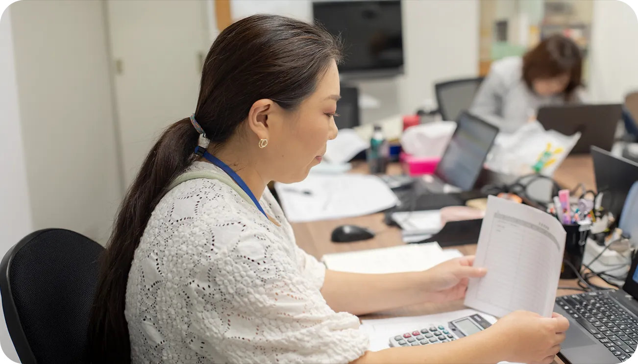 資料を整理する営業の女性スタッフ