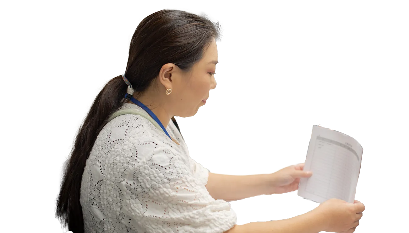 資料を整理する営業の女性スタッフ