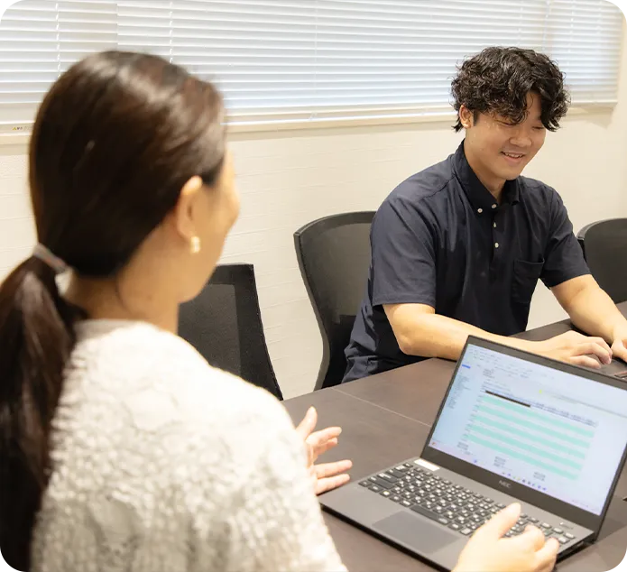 営業チームで打ち合わせを行う男女スタッフ