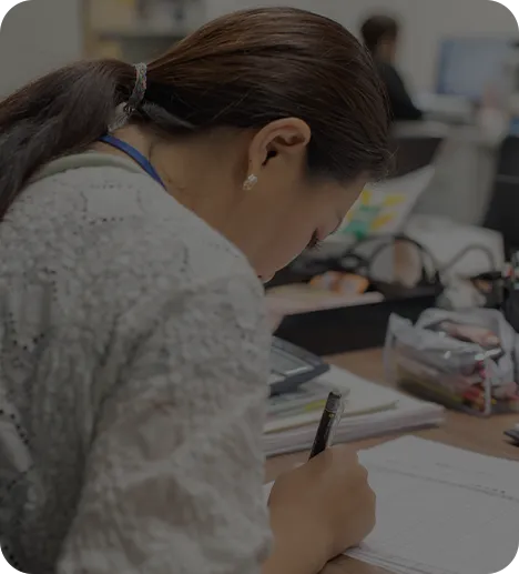 営業資料を確認する女性スタッフ