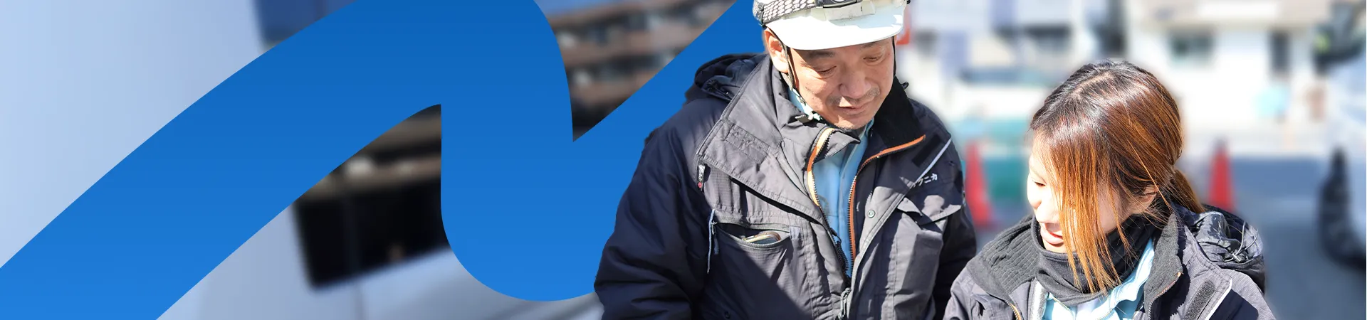 図面を見ながら工事内容を確認するスタッフ2人