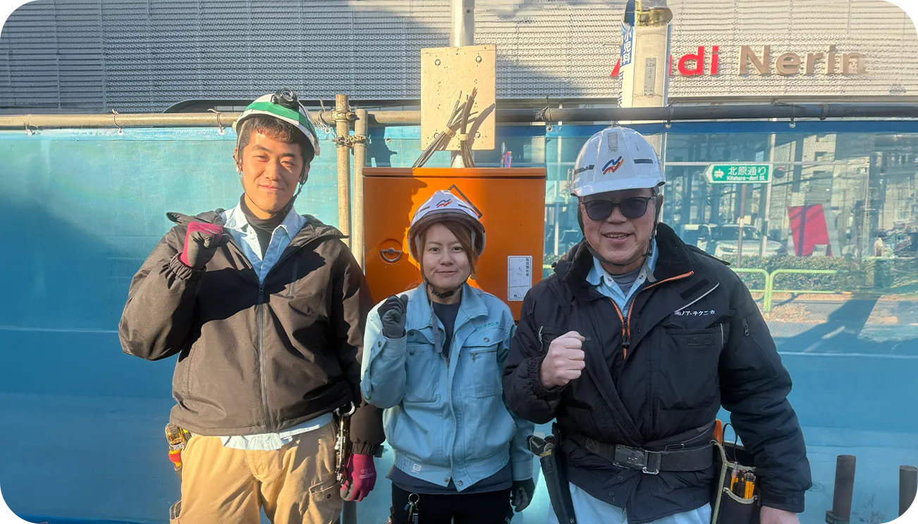 笑顔の工事部の男性スタッフ