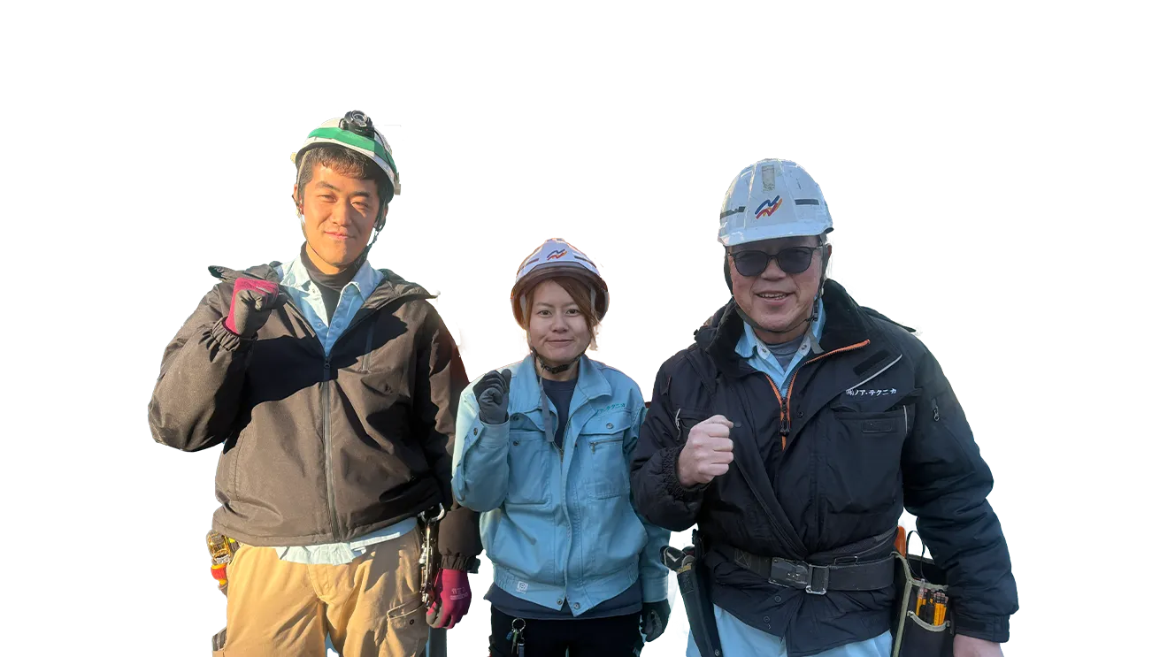 笑顔の工事部の男性スタッフ