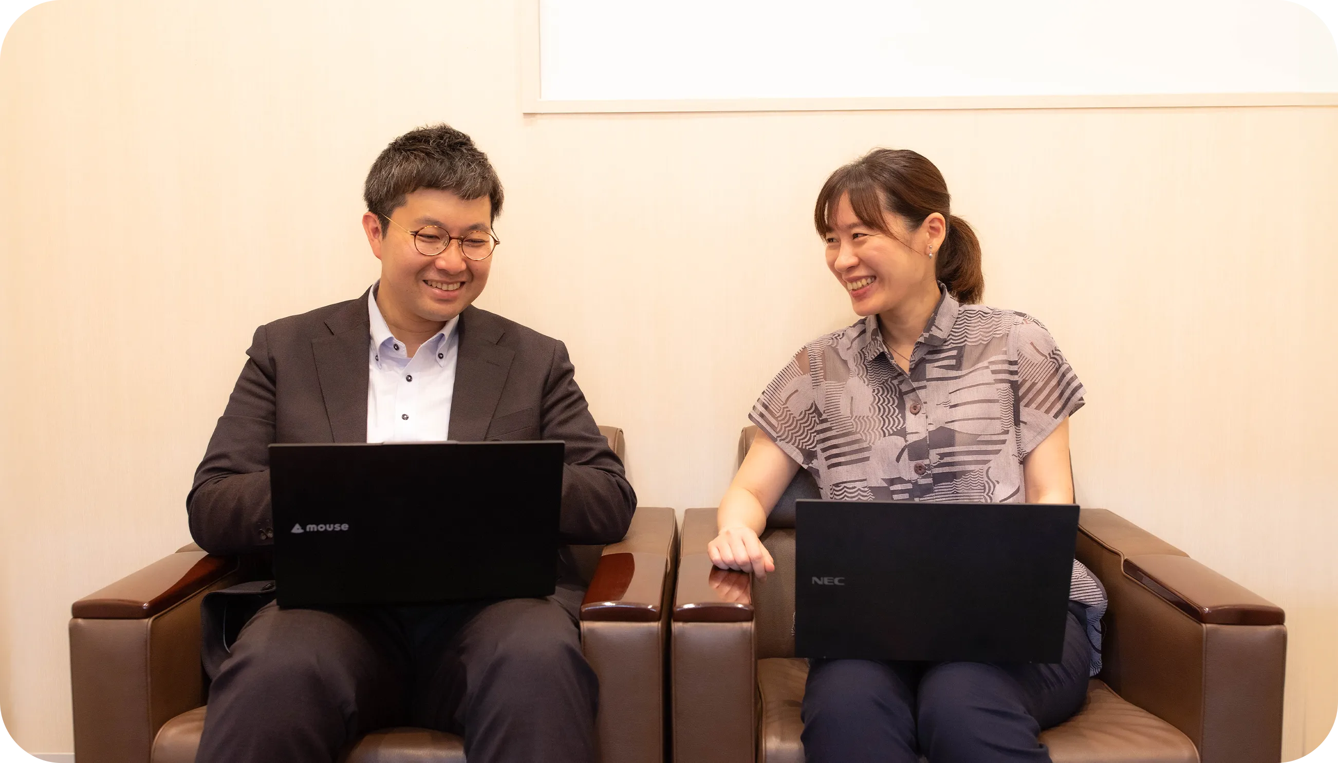 総務部で打ち合わせを行うスタッフ2人