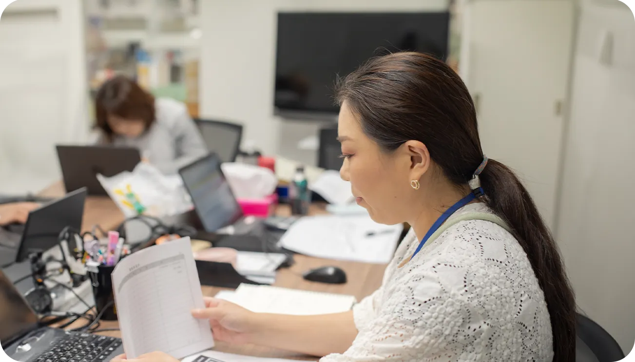 資料を整理する営業の女性スタッフ