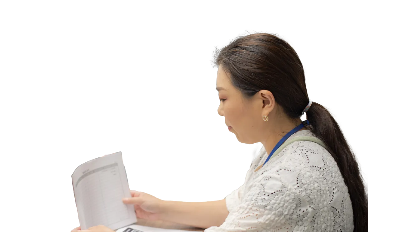 資料を整理する営業の女性スタッフ