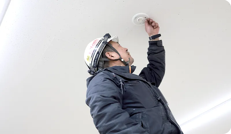 防災設備を確認する男性スタッフ