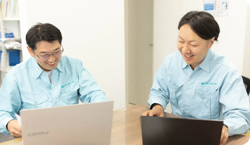 パソコンを使い施工内容の相談をする工事部スタッフ