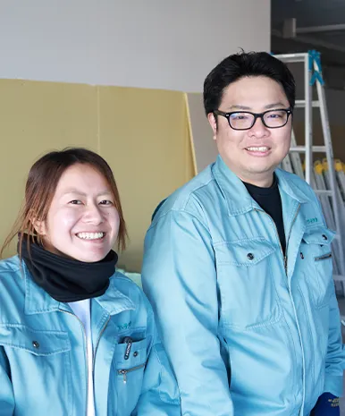 作業服を着た男女スタッフの笑顔